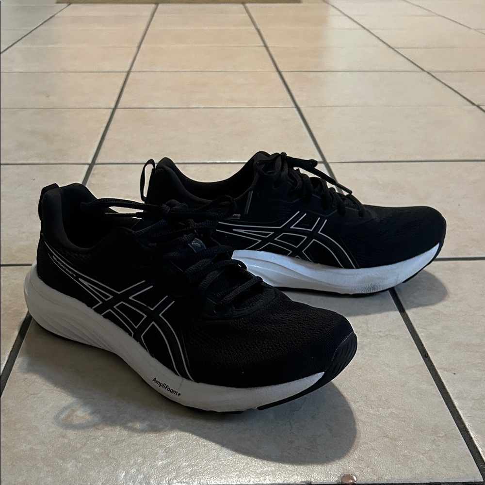 Asics Gel Contend Size 8 Black and White Athletic Sneakers